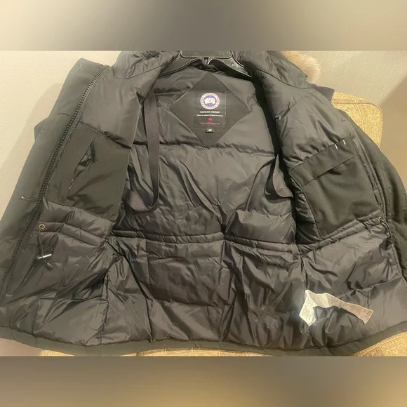 EUC Authentic Women’s Medium black Canada Goose jacket Montebello - Picture 10 of 10